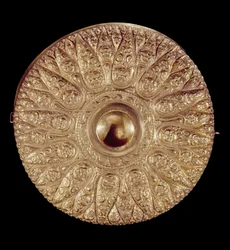 Libationsschale mit geprägten Verzierungen in Form einer mehrblättrigen Rosette (Gold)